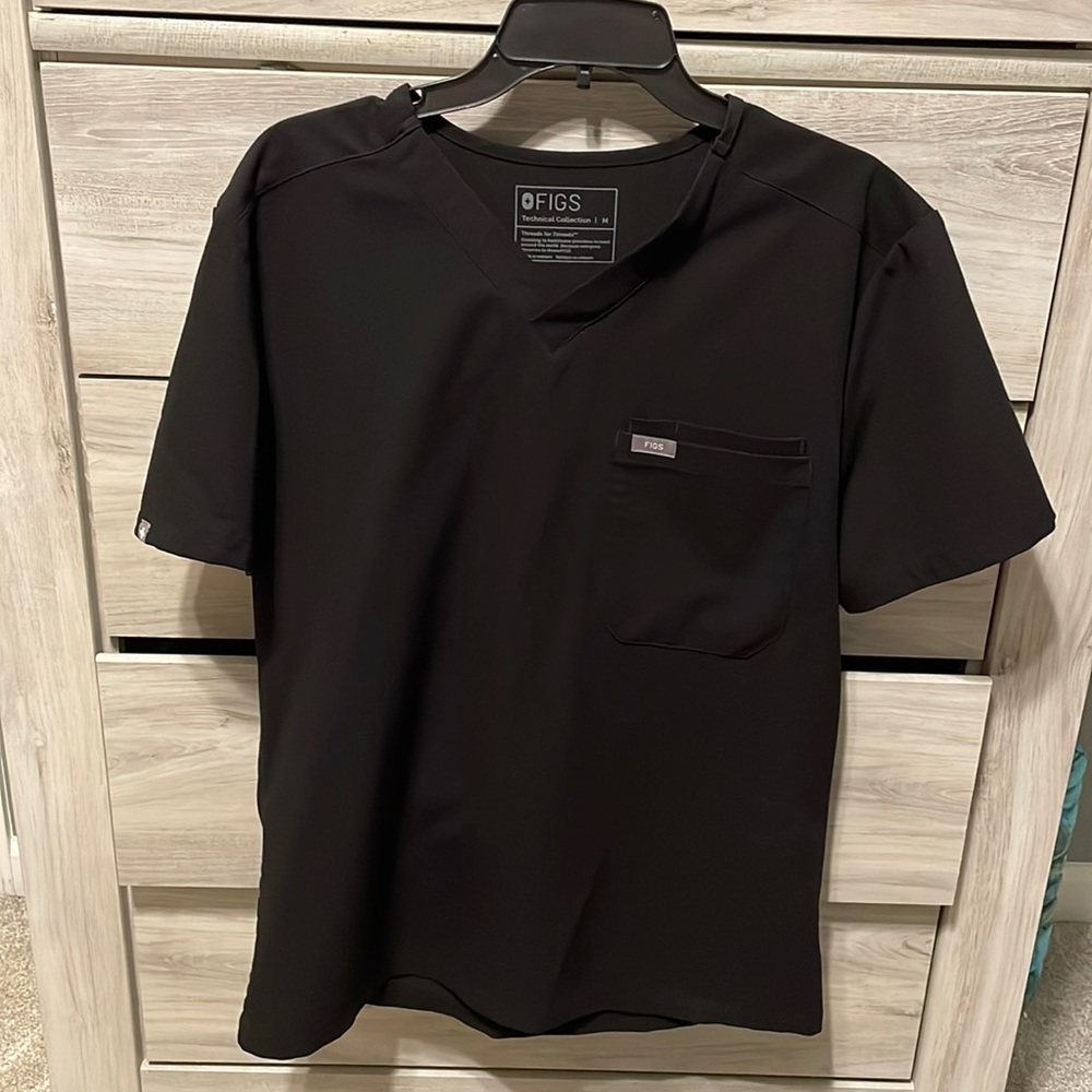 Medium figs Leon slim 3 pocket scrub top!